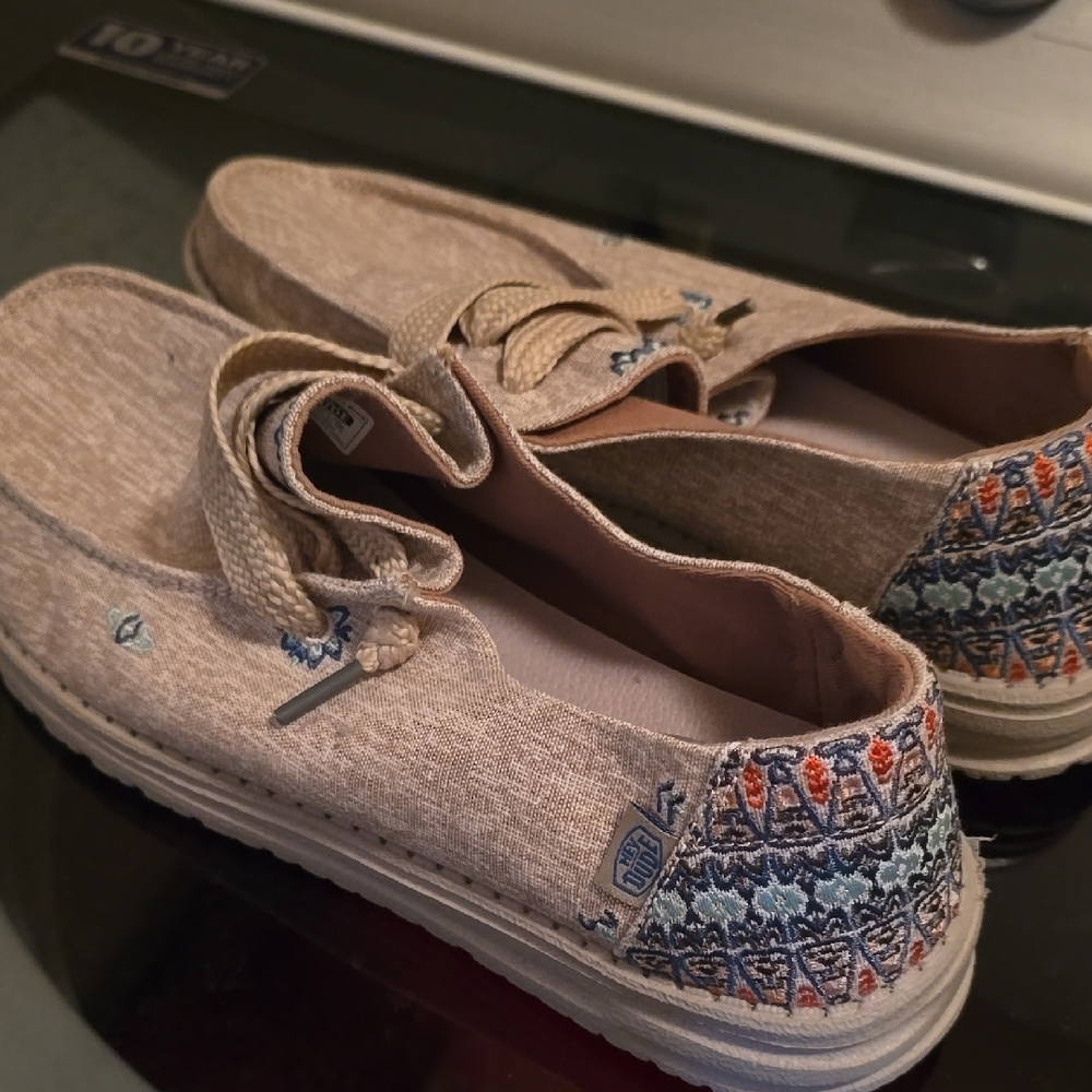 Light Beige Casual Flats with Embroidered Heel and Soft Suede Texture